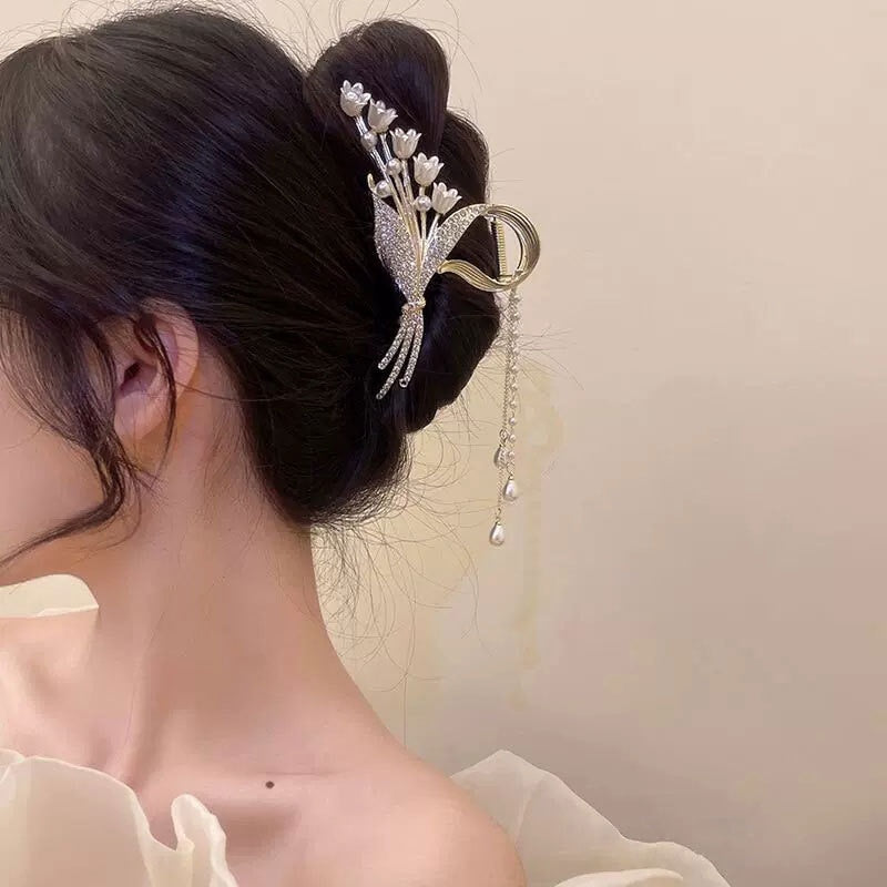 Orchid Pearl Bloom Hair Clip. Hair accessories in USA. Bride accessories in USA. Bridal hair accessories in USA. Kids hair accessories in USA. Girls hair accessories. Hair products. Beautiful hair accessories.