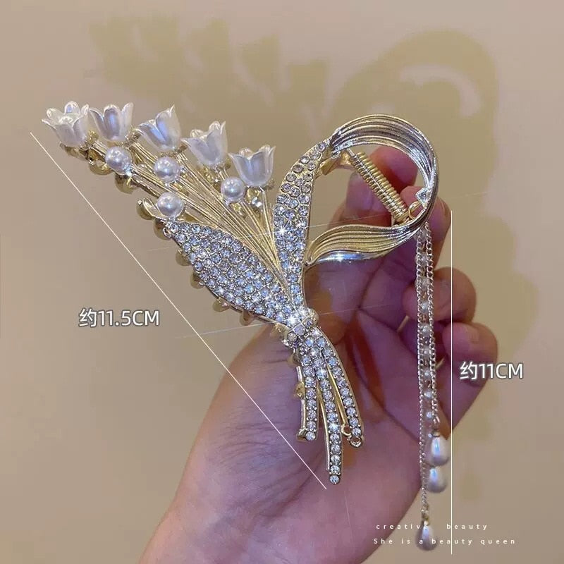 Orchid Pearl Bloom Hair Clip. Hair accessories in USA. Bride accessories in USA. Bridal hair accessories in USA. Kids hair accessories in USA. Girls hair accessories. Hair products. Beautiful hair accessories.