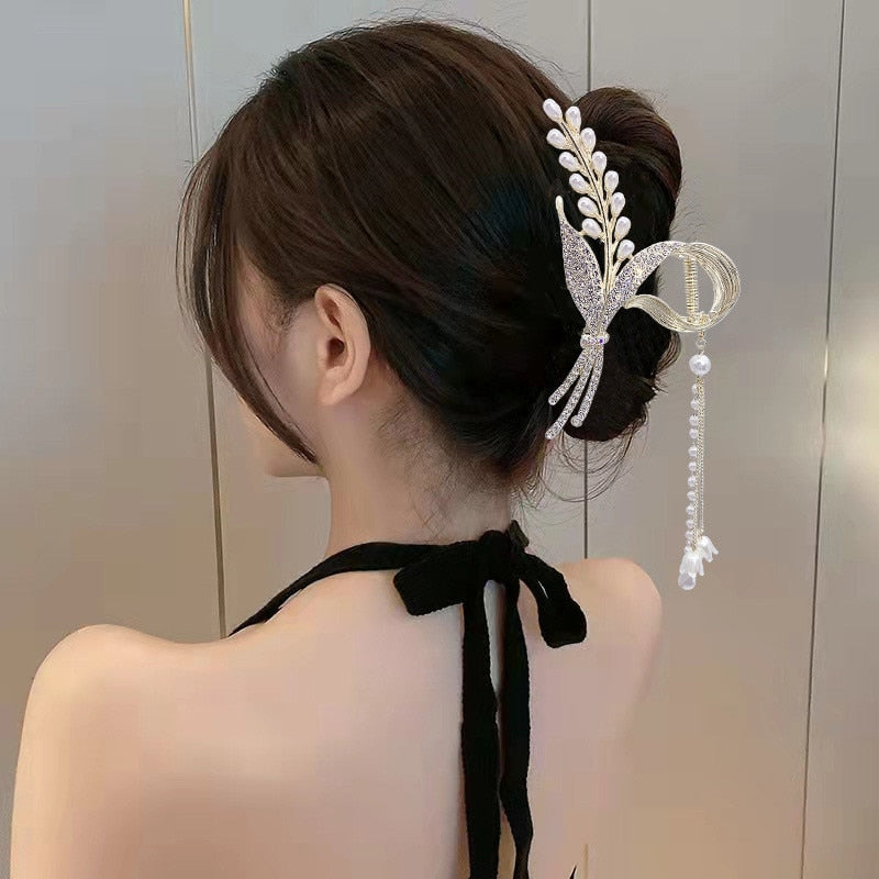 Orchid Pearl Bloom Hair Clip. Hair accessories in USA. Bride accessories in USA. Bridal hair accessories in USA. Kids hair accessories in USA. Girls hair accessories. Hair products. Beautiful hair accessories.